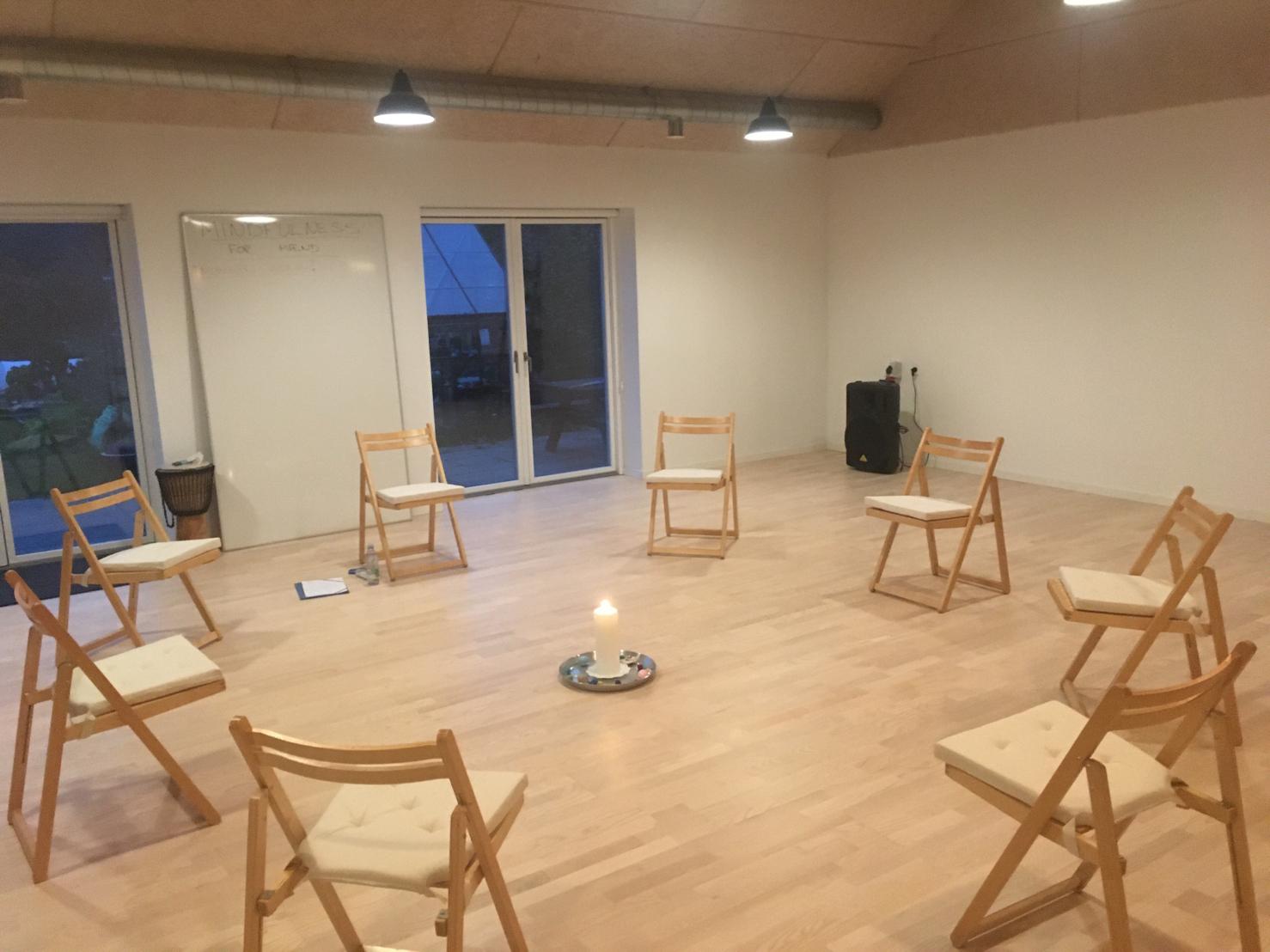 Mindfulness kursus - stole i cirkel